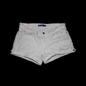 White Levi’s shorts
